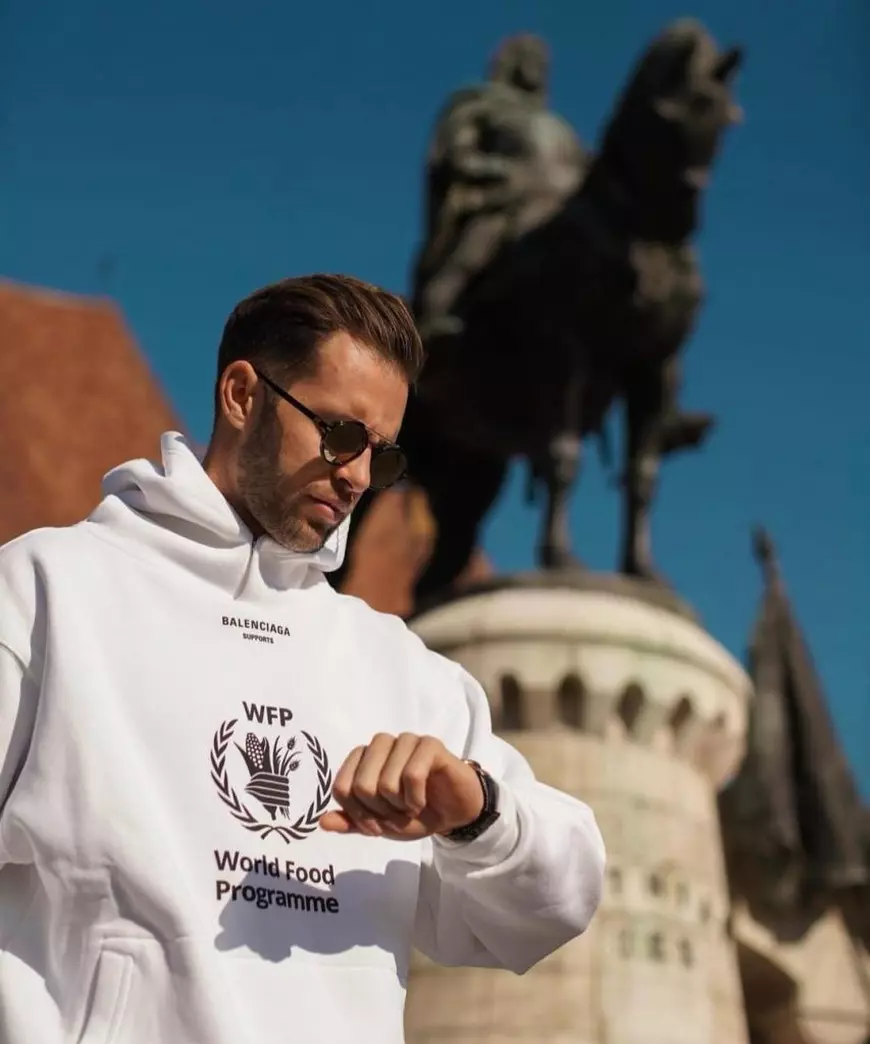 INTERVIU. Mutat în România, un spaniol a avut parte de surpriza vieții atunci când a coborât în fața blocului. Selfie cu ursul. „Măcar în București nu pățesc așa ceva”