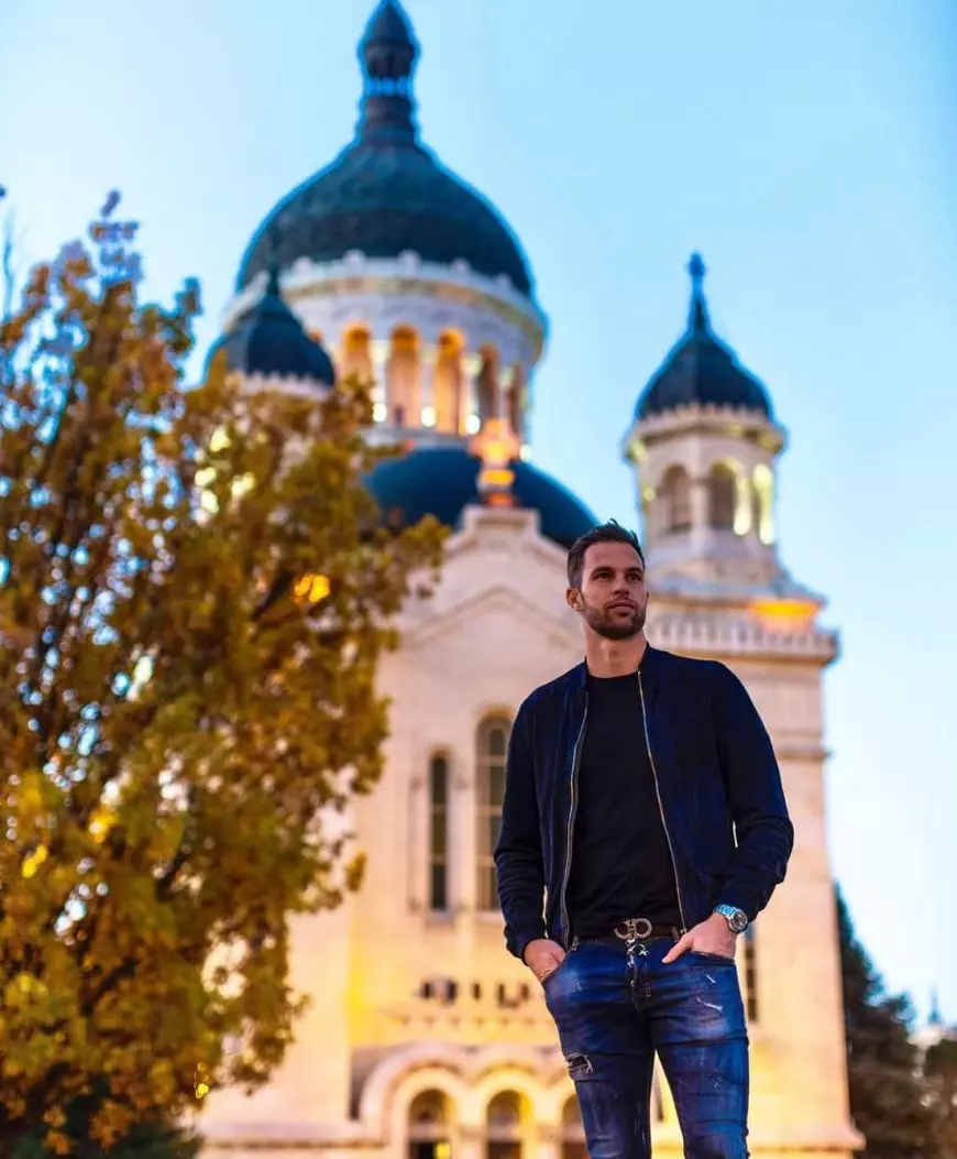 INTERVIU. Mutat în România, un spaniol a avut parte de surpriza vieții atunci când a coborât în fața blocului. Selfie cu ursul. „Măcar în București nu pățesc așa ceva”