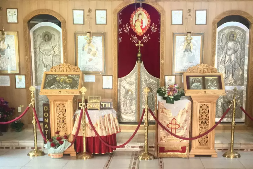 Înregistrări cu un preot din București surprins pe camerele video cum scoate bani cu umerașul din cutia milei