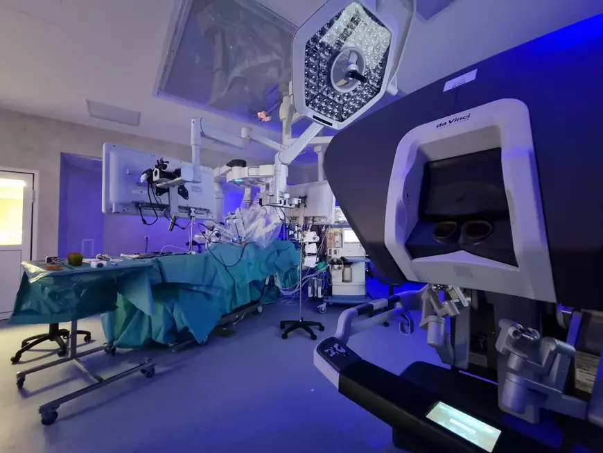 A fost operat marți de o tumoră mediastinală, iar joi s-a întors la joacă în fata blocului, după o intervenție chirurgicală cu robotul da Vinci Xi