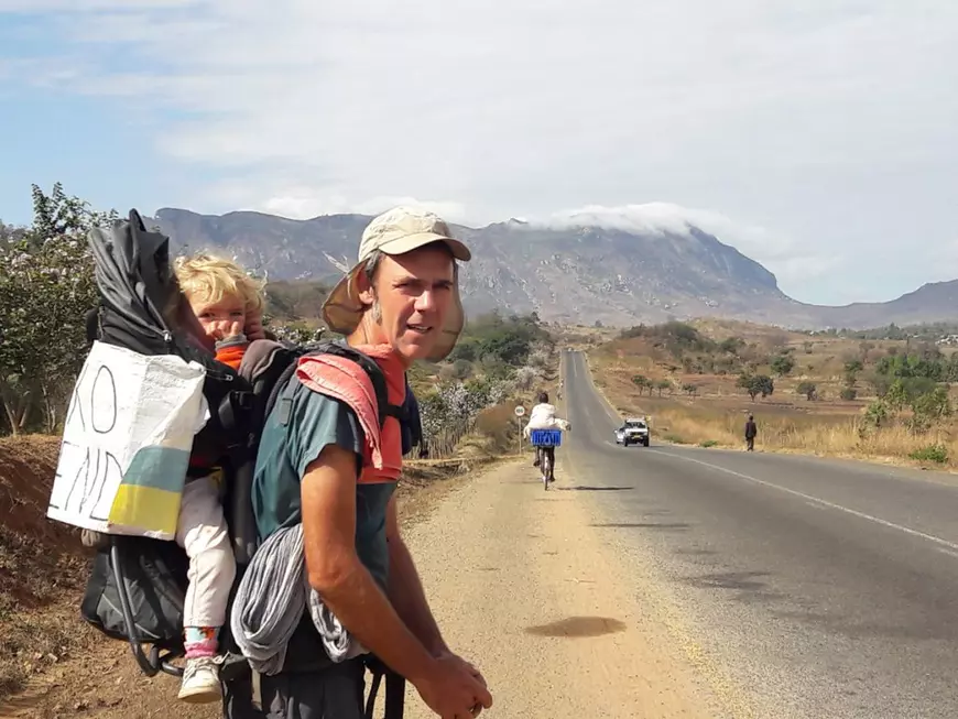 Aventura unei românce și a soțului ei francez care străbat lumea pe jos cu 30 de lei pe zi: atacați de câini în Turcia, cu copilul în „rucsac” prin Africa: „A fost o expediție de nebuni”