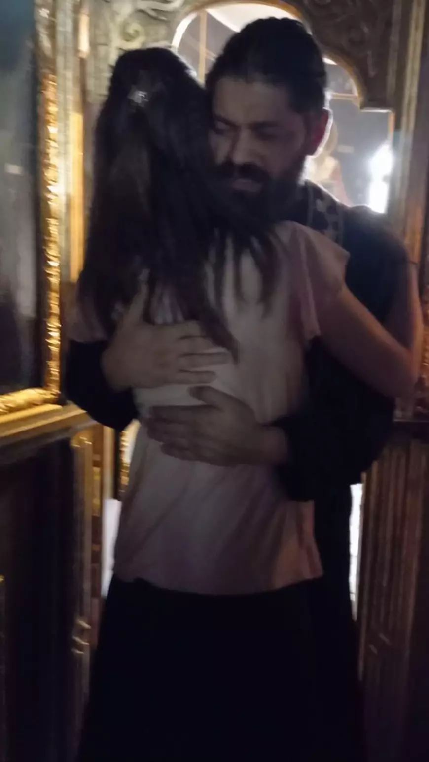 Mâna dreaptă a părintelui Calistrat, fotografiat în timp ce îmbrățișează o tânără în fața altarului. Preot: „Apropierea pare nepermis de mare”