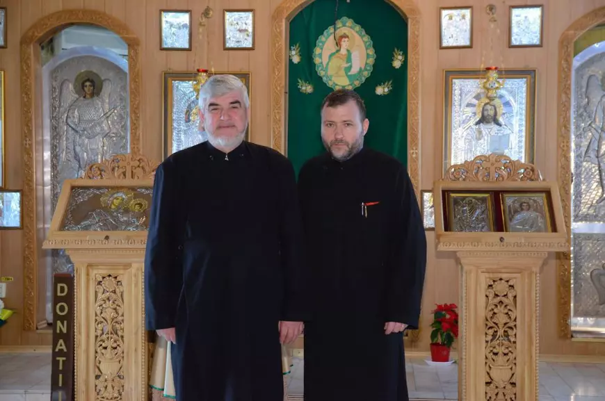 Înregistrări cu un preot din București surprins pe camerele video cum scoate bani cu umerașul din cutia milei