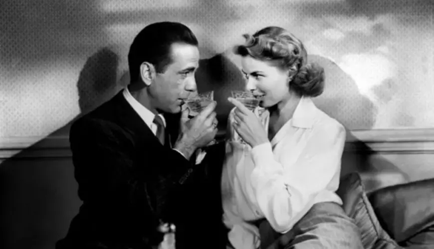 Filme de top şi băuturile pe care le-au făcut celebre - Imagine din filmul Casablanca (1942) cu Humphrey Bogart şi Ingrid Bergman bând French 75