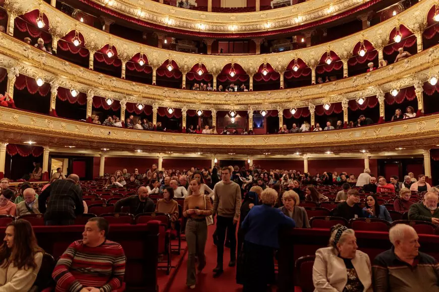 Am fost la un spectacol de operă la Odesa. Întârziat cu aproape o oră din cauza unei alarme de atac aerian, când artiștii și publicul au mers în adăpost 