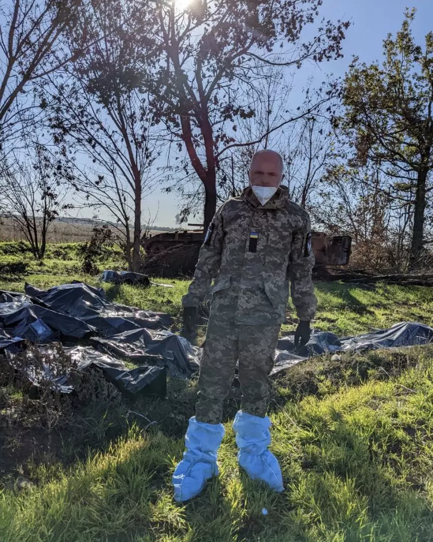 CORESPONDENȚĂ DIN HERSON. Ce rămâne uman într-un război sângeros? Ucraineanul care recuperează corpurile soldaților ruși și le trimite familiilor: „Cineva trebuie să facă asta”