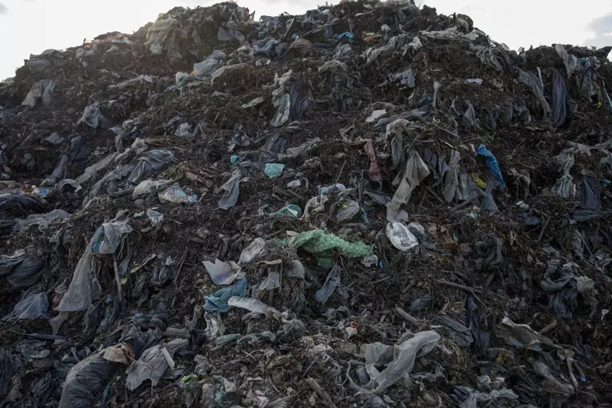 Munții lui Negoiță. Amendă de 60.000 lei pentru noul spațiu în care Primăria Sector 3 depozitează și sortează gunoaiele pe un teren neimprejmuit de la periferia Capitalei