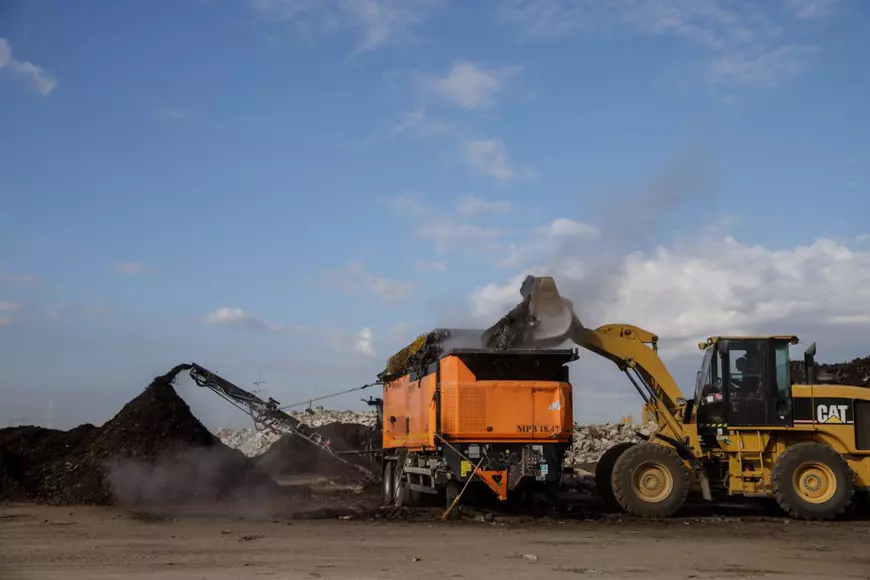 Munții lui Negoiță. Amendă de 60.000 lei pentru noul spațiu în care Primăria Sector 3 depozitează și sortează gunoaiele pe un teren neimprejmuit de la periferia Capitalei