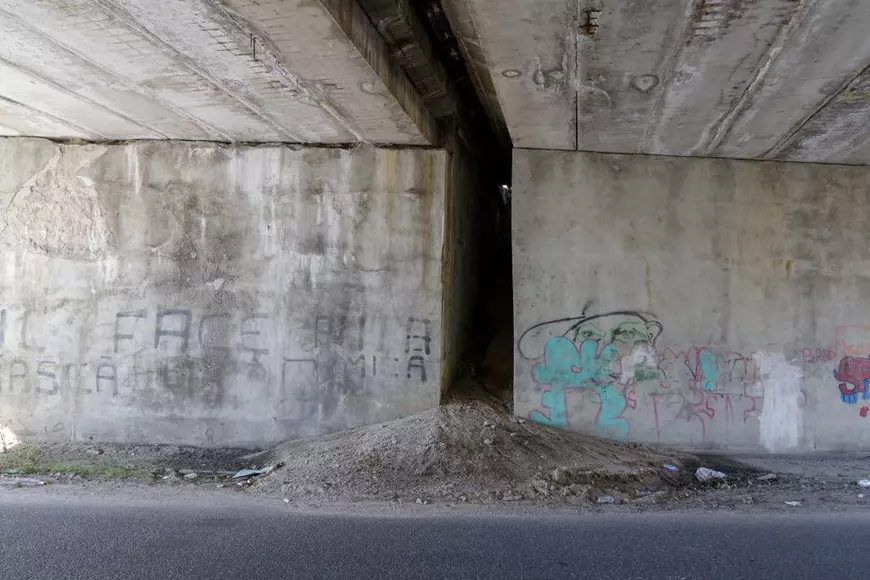 Podul de pe autostrada A1 peste care trec zilnic 40.000 de mașini arată rău: pământ surpat, structură metalică ruginită. „Necesită reabilitare, înlocuirea unor elemente”