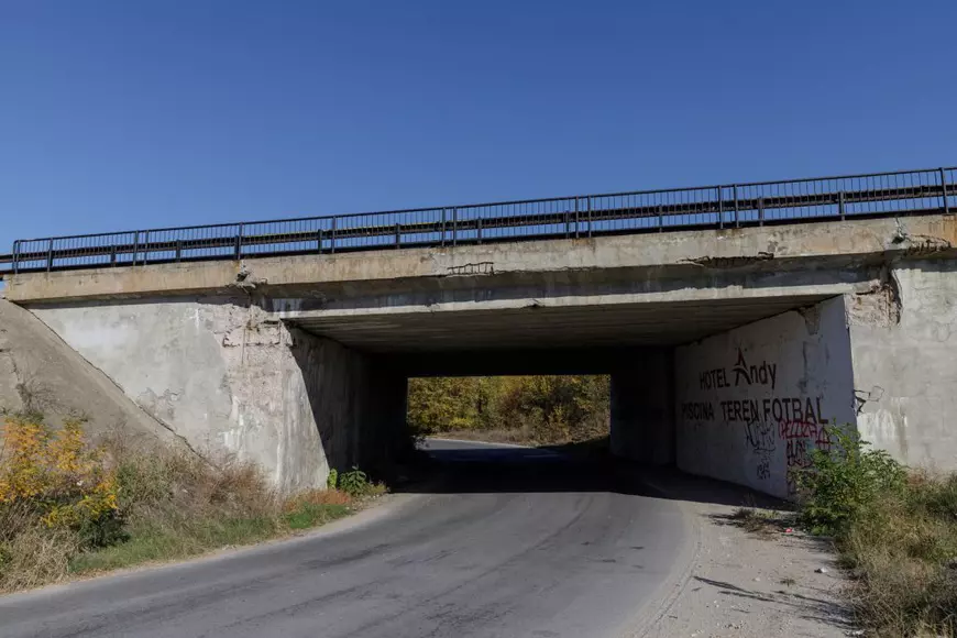 Podul de pe autostrada A1 peste care trec zilnic 40.000 de mașini arată rău: pământ surpat, structură metalică ruginită. „Necesită reabilitare, înlocuirea unor elemente”