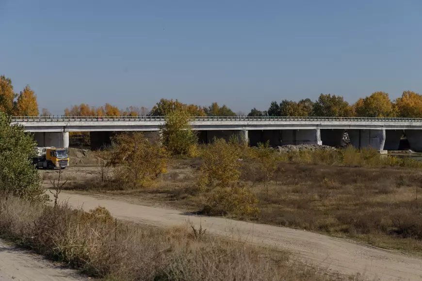 Podul de pe autostrada A1 peste care trec zilnic 40.000 de mașini arată rău: pământ surpat, structură metalică ruginită. „Necesită reabilitare, înlocuirea unor elemente”