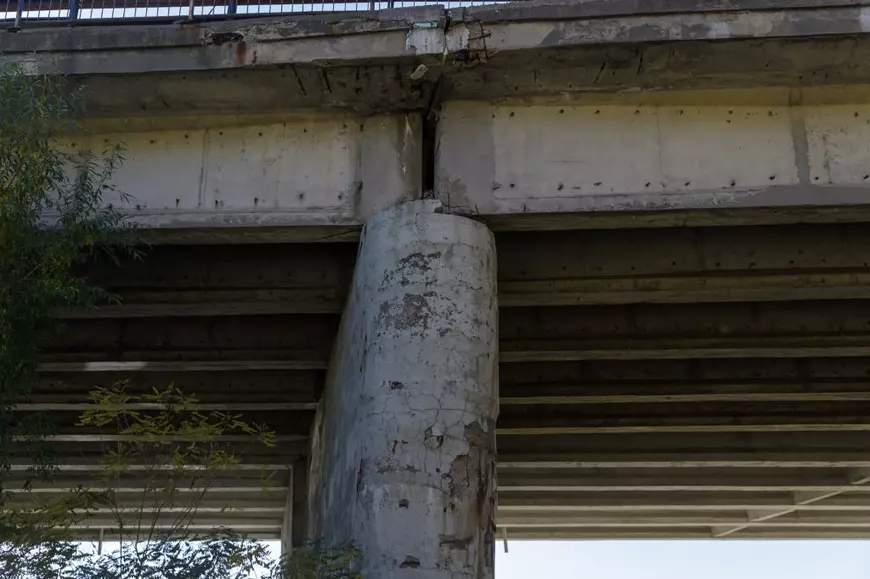 Podul de pe autostrada A1 peste care trec zilnic 40.000 de mașini arată rău: pământ surpat, structură metalică ruginită. „Necesită reabilitare, înlocuirea unor elemente”