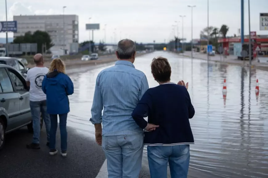 Inundații în Valencia după ploile torențiale. Oameni salvați din mașini. Aeroportul a fost închis temporar