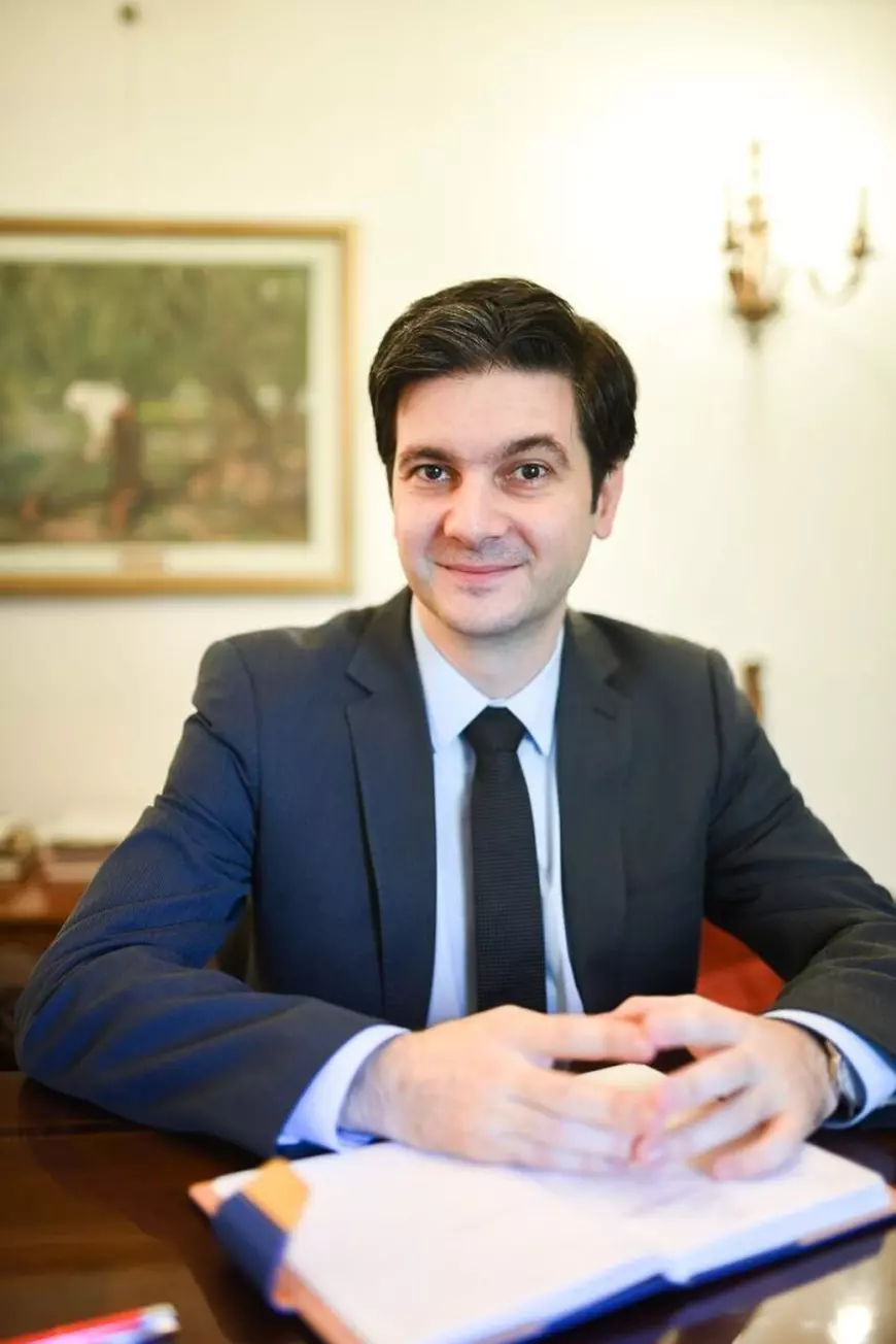 PNL și PSD și-au împărțit angajații din conducerea filialelor ICR. Cine a susținut-o în funcție pe directoarea de la Londra, cea cu apartament de 6.500 de lire