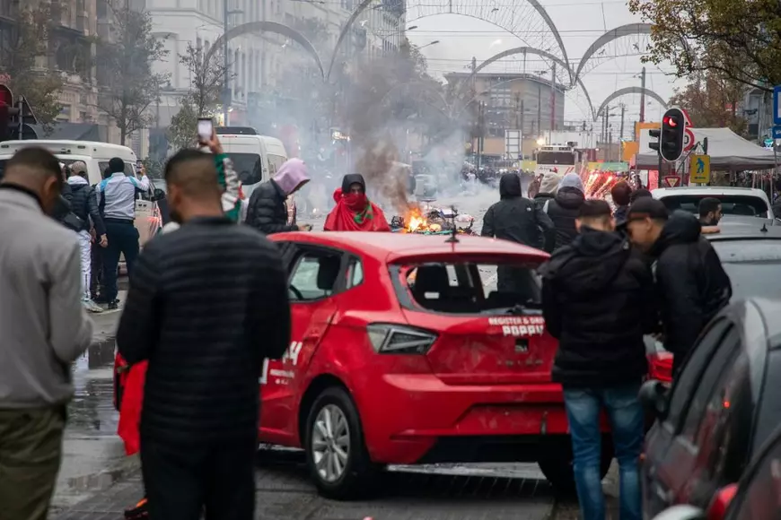 Suporterii marocani s-au bătut cu poliția la Bruxelles, după ce naționala Marocului a învins Belgia la Cupa Mondială | VIDEO