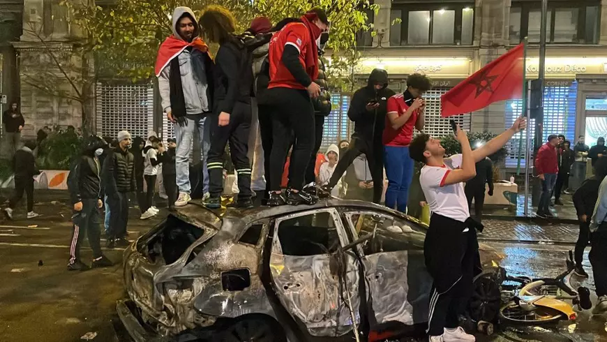 Suporterii marocani s-au bătut cu poliția la Bruxelles, după ce naționala Marocului a învins Belgia la Cupa Mondială | VIDEO