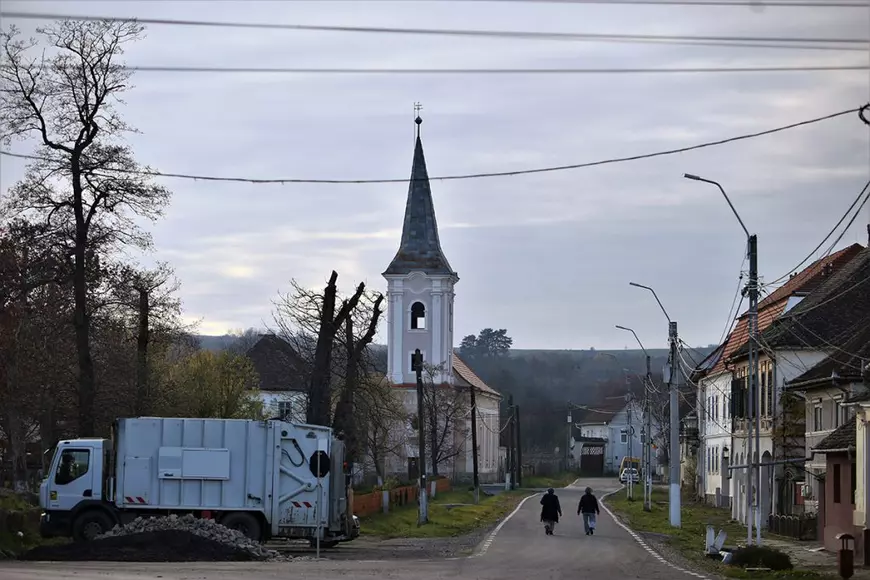 Cum îi văd sătenii din Cincu pe vecinii lor francezi din baza NATO: „Cântă la terasă până la patru dimineaţa”