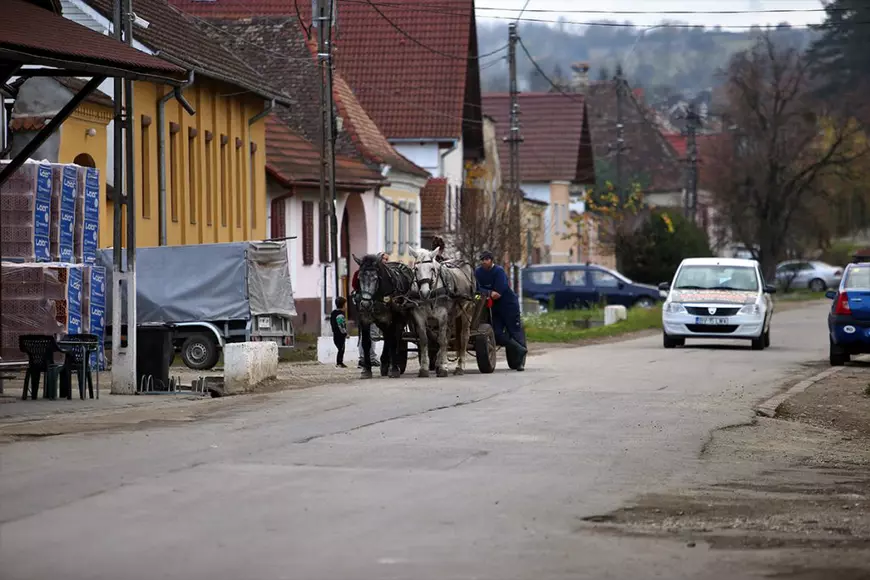 Cum îi văd sătenii din Cincu pe vecinii lor francezi din baza NATO: „Cântă la terasă până la patru dimineaţa”
