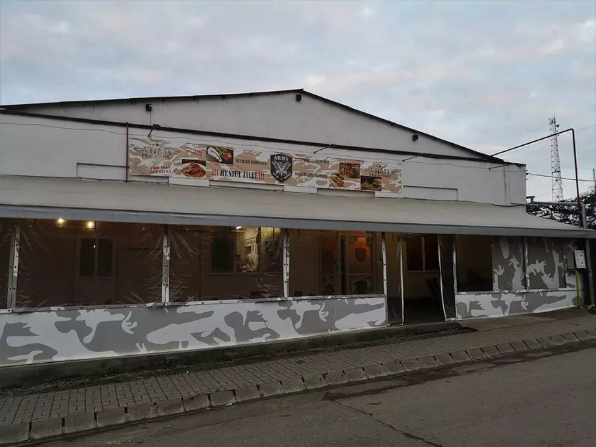 Cum îi văd sătenii din Cincu pe vecinii lor francezi din baza NATO: „Cântă la terasă până la patru dimineaţa”