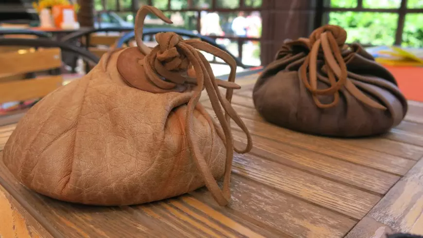 Aventura unei românce și a soțului ei francez care străbat lumea pe jos cu 30 de lei pe zi: atacați de câini în Turcia, cu copilul în „rucsac” prin Africa: „A fost o expediție de nebuni”