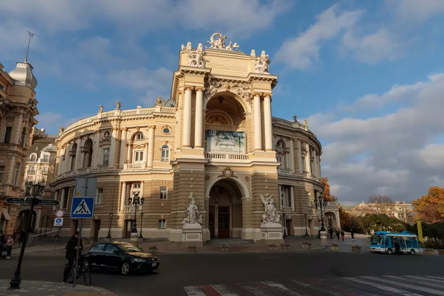 Am fost la un spectacol de operă la Odesa. Întârziat cu aproape o oră din cauza unei alarme de atac aerian, când artiștii și publicul au mers în adăpost 