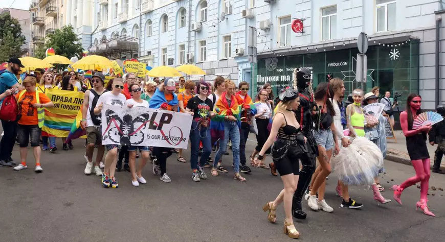 Ucraina, partea întunecată: o tânără din Ucraina se căsătorește cu un soldat gay, ca să-i ajute prietenul, care nu are niciun drept dacă iubitul moare