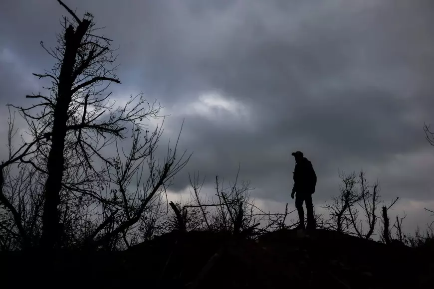 Mărturii din Herson. Ce înseamnă pentru soldații ruși metoda de tortură „telefonul lui Zelenski”: „Mi-au pus doi electrozi pe testicule și au rotit manivela”