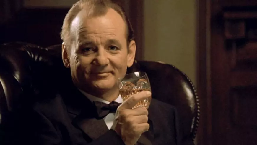 Filme de top şi băuturile pe care le-au făcut celebre - Imagine din Lost in Translation (20023) cu Bill Murray bând Suntory Whisky