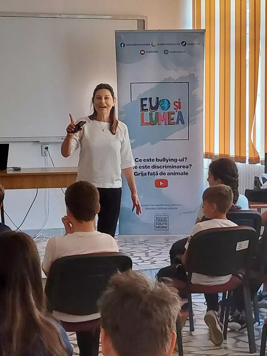 Elevii de la țară învață despre bullying și discriminare prin animații, traduse și în limbajul semnelor. „Un lucru bun pentru o categorie de copii de multe ori uitată”