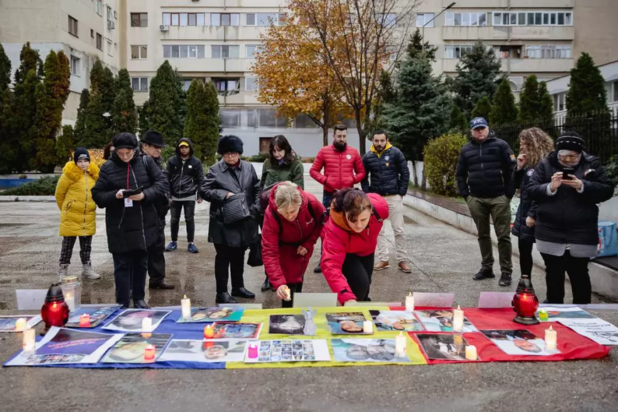 REPORTAJ. Victimele accidentelor auto au fost comemorate, la Bârlad, cu preot şi poliţişti: „Să nu mai avem asfalt însângerat!”