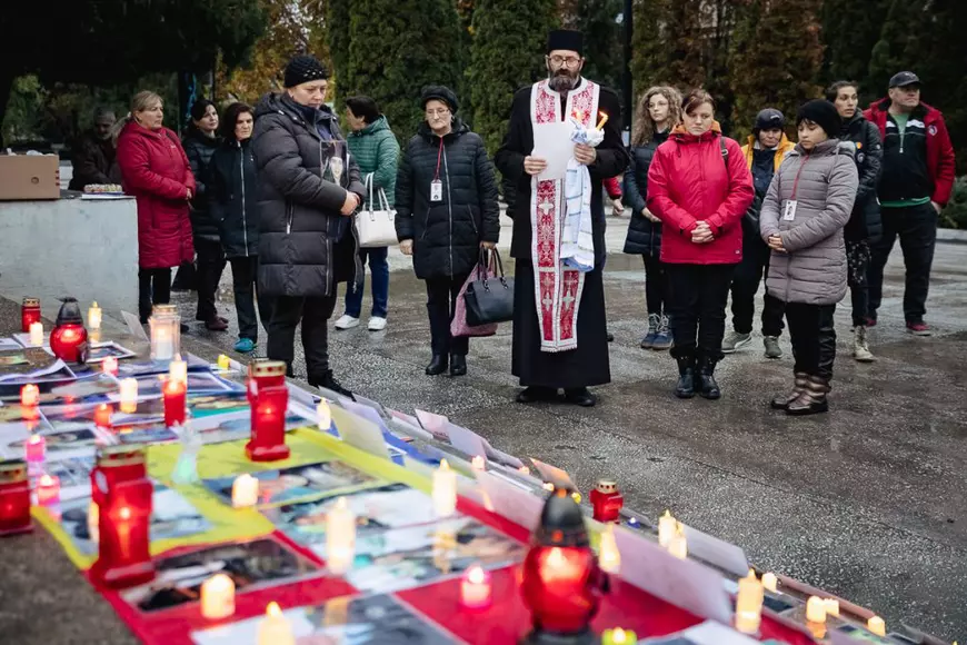 REPORTAJ. Victimele accidentelor auto au fost comemorate, la Bârlad, cu preot şi poliţişti: „Să nu mai avem asfalt însângerat!”