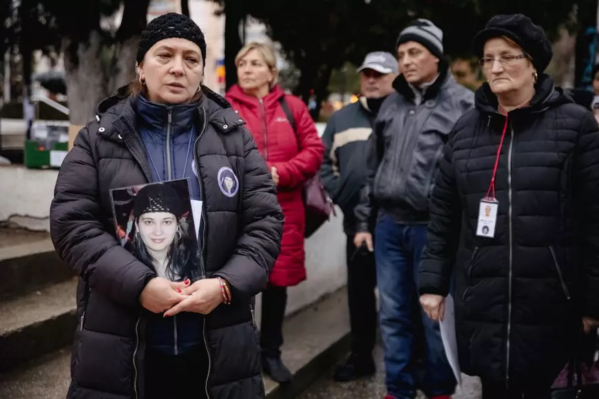 REPORTAJ. Victimele accidentelor auto au fost comemorate, la Bârlad, cu preot şi poliţişti: „Să nu mai avem asfalt însângerat!”