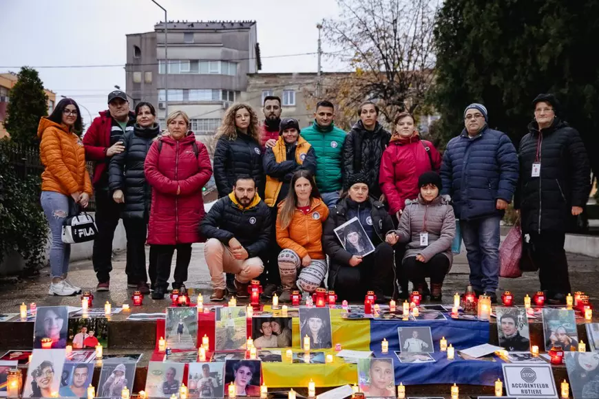 REPORTAJ. Victimele accidentelor auto au fost comemorate, la Bârlad, cu preot şi poliţişti: „Să nu mai avem asfalt însângerat!”