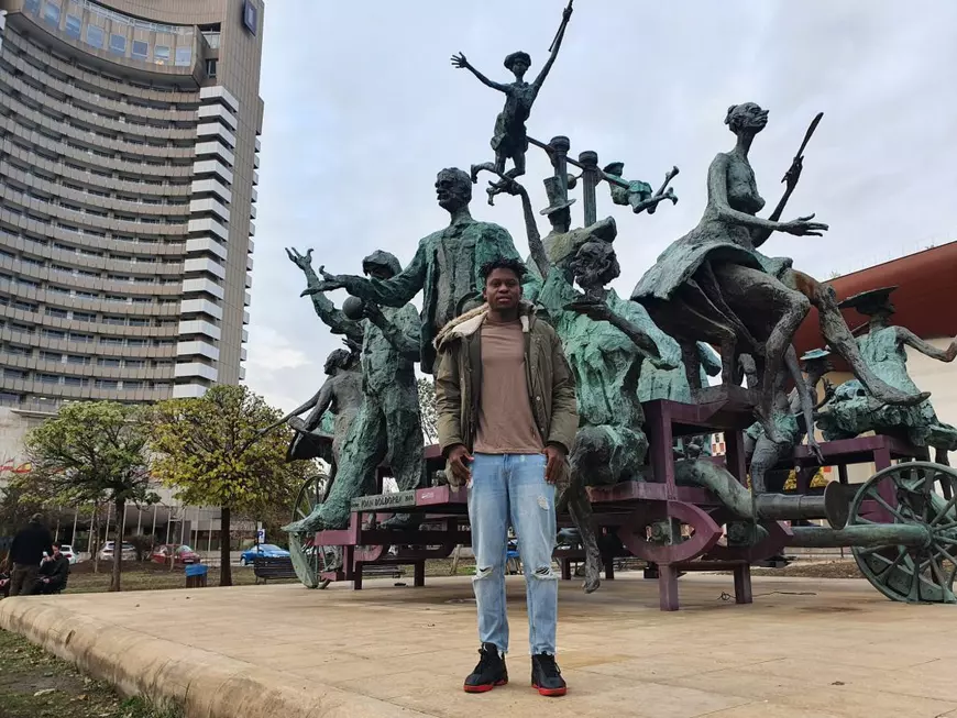 Viața unui congolez care a ajuns să se descurce în București: „Nu cred că dacă aș fi locuit, trăit, în altă țară, mi-ar fi mers mult mai bine”