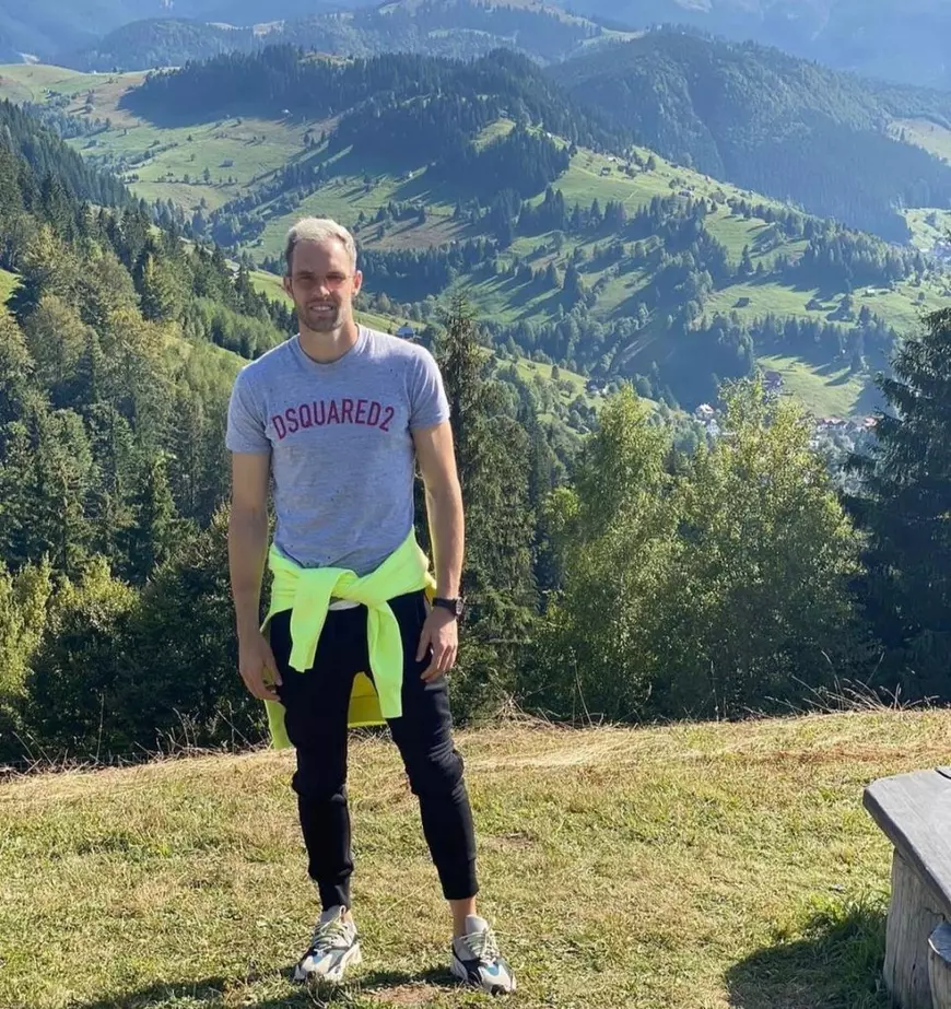INTERVIU. Mutat în România, un spaniol a avut parte de surpriza vieții atunci când a coborât în fața blocului. Selfie cu ursul. „Măcar în București nu pățesc așa ceva”