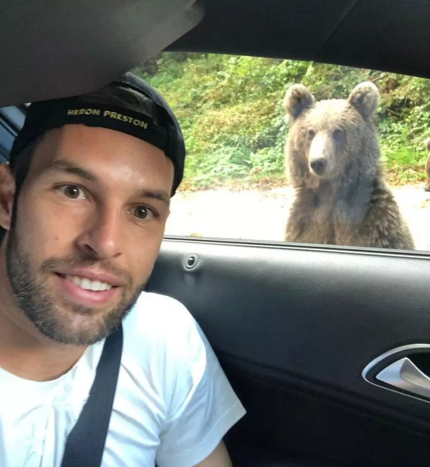 INTERVIU. Mutat în România, un spaniol a avut parte de surpriza vieții atunci când a coborât în fața blocului. Selfie cu ursul. „Măcar în București nu pățesc așa ceva”