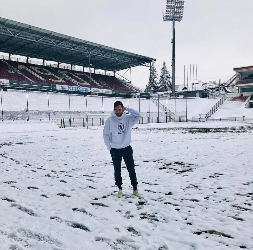 INTERVIU. Mutat în România, un spaniol a avut parte de surpriza vieții atunci când a coborât în fața blocului. Selfie cu ursul. „Măcar în București nu pățesc așa ceva”