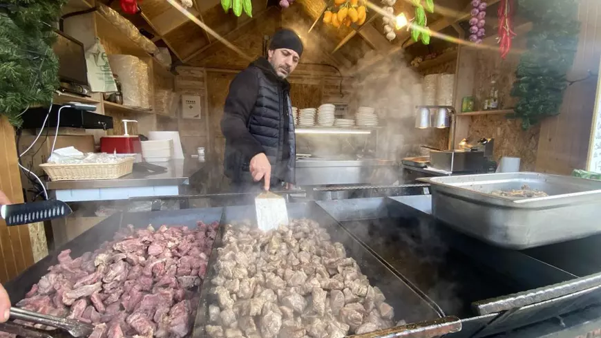 Cât costă o ieșire la Târgul de Crăciun din București, organizat de UNTOLD. „Pâinea e din partea casei”, dar o sarma se vinde cu 10 lei