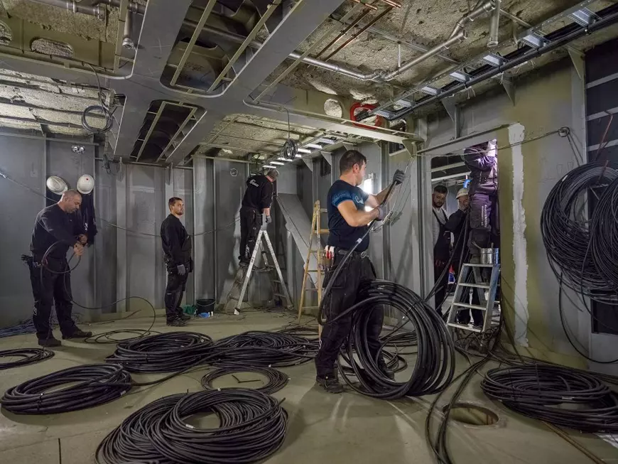 REPORTAJ. „Doar primarul și popa lipsesc de aici, restul suntem toți”. Cât câștigă românii din nordul Europei față de cât câștigau în țară