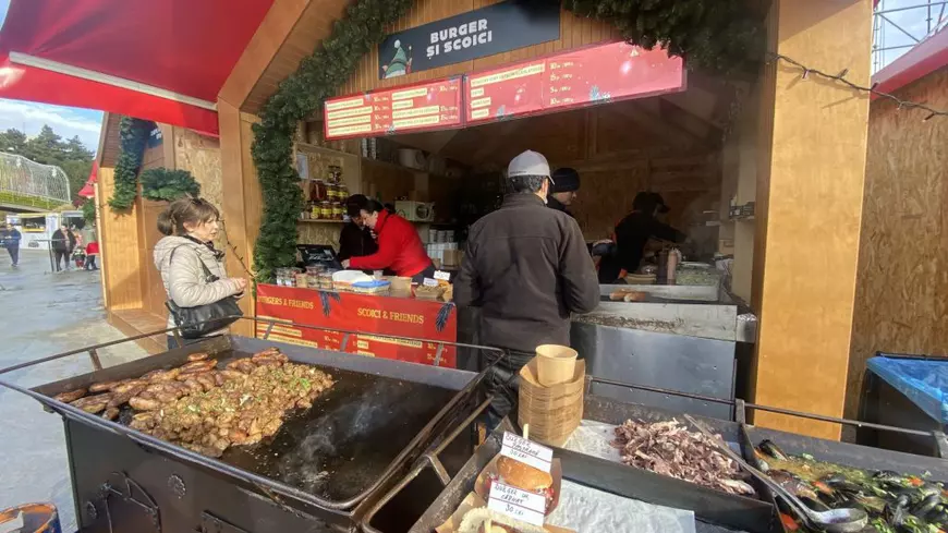 Cât costă o ieșire la Târgul de Crăciun din București, organizat de UNTOLD. „Pâinea e din partea casei”, dar o sarma se vinde cu 10 lei