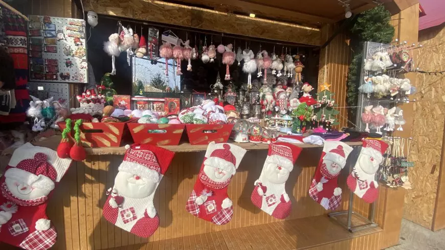 Cât costă o ieșire la Târgul de Crăciun din București, organizat de UNTOLD. „Pâinea e din partea casei”, dar o sarma se vinde cu 10 lei