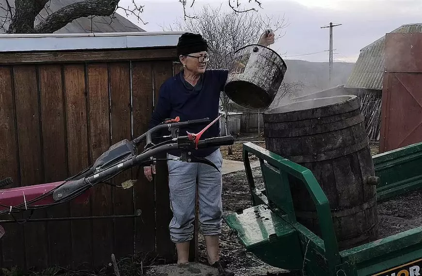 REPORTAJ. Cum s-a trezit un gospodar din judeţul Bacău cu trei ruşi în curtea casei: „Am scris cu dalta pe cruce Eroi Necunoscuţi”