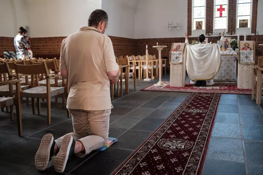 REPORTAJ. „Doar primarul și popa lipsesc de aici, restul suntem toți”. Cât câștigă românii din nordul Europei față de cât câștigau în țară