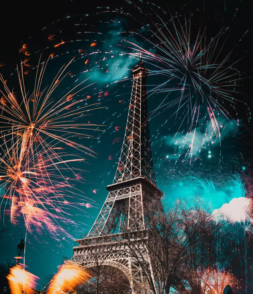 Cum funcţionează artificiile - Imagine cu un foc de artificii în apropierea Tour Eiffel din Paris