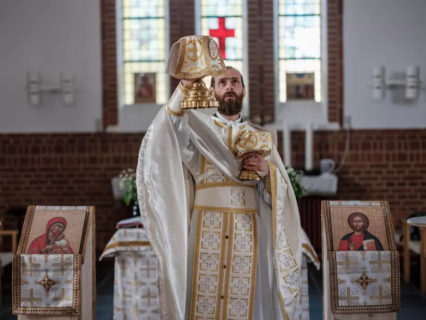 REPORTAJ. „Doar primarul și popa lipsesc de aici, restul suntem toți”. Cât câștigă românii din nordul Europei față de cât câștigau în țară