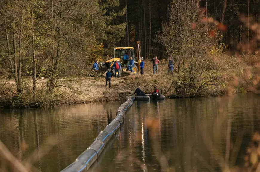 Soluție inovatoare pentru râuri mai curate: 5 râuri din România beneficiază, de anul acesta, de capcane plutitoare care colectează deșeurile