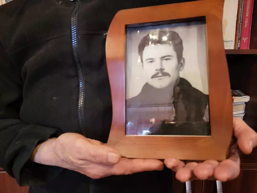 S-a dus să scoată din foc cărțile Bibliotecii Universitare și a fost împușcat în inimă. 33 de ani de când o mamă din Bacău își plânge copilul mort la Revoluție