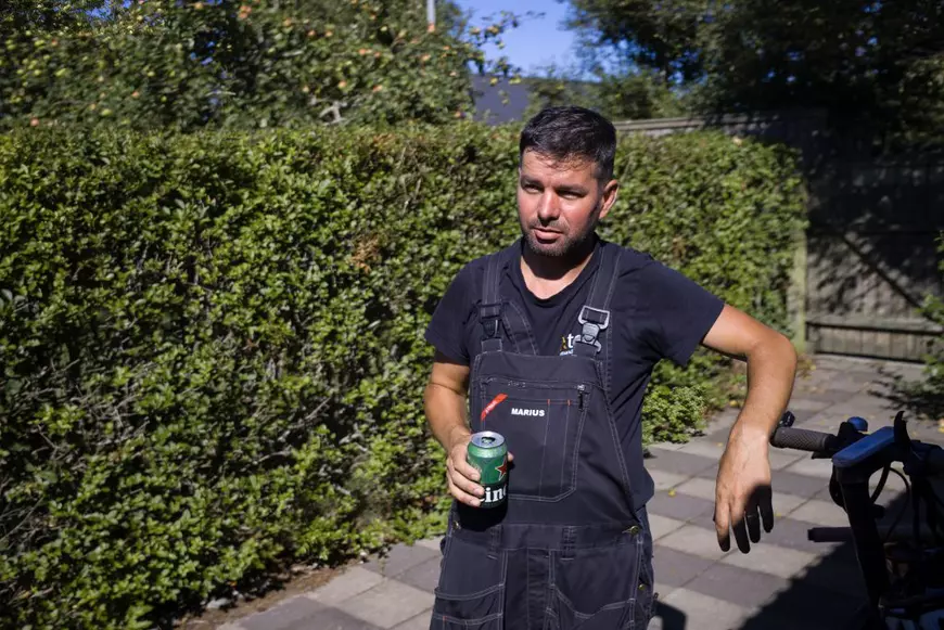 REPORTAJ. „Doar primarul și popa lipsesc de aici, restul suntem toți”. Cât câștigă românii din nordul Europei față de cât câștigau în țară