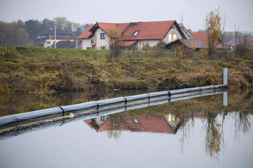 Soluție inovatoare pentru râuri mai curate: 5 râuri din România beneficiază, de anul acesta, de capcane plutitoare care colectează deșeurile