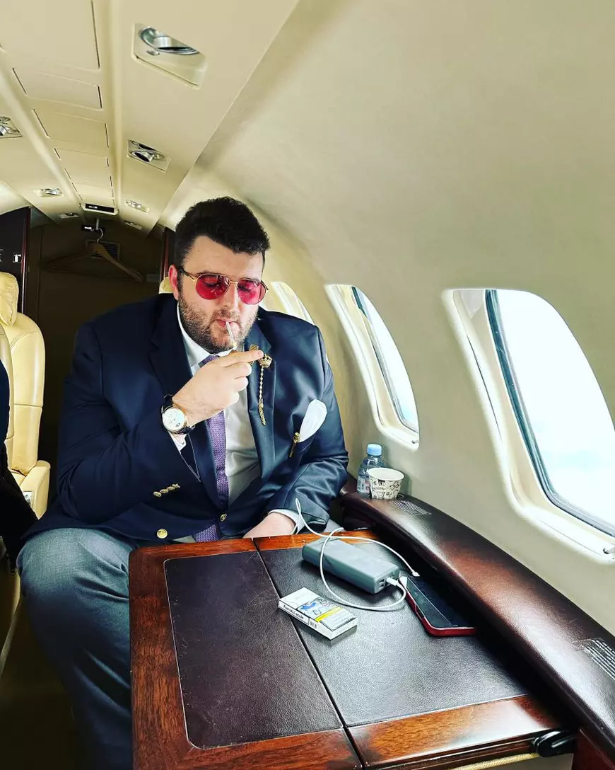 Ce s-a întâmplat cu polițistul care i-a dat uniforma și mașina de serviciu milionarului Victoraș Micula, să se plimbe „prin oraș, după domnișoare”